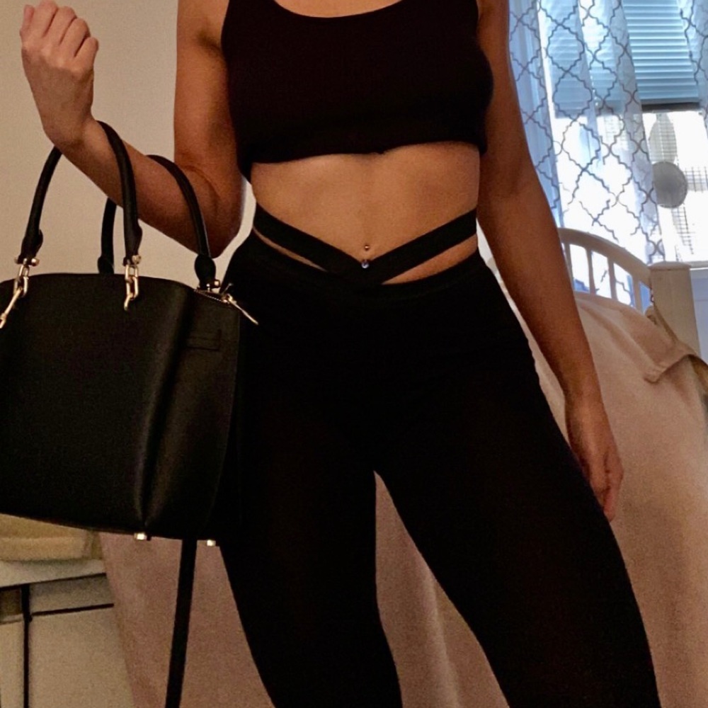 PRETTYLITTLETHING Favianna strappy waist legging